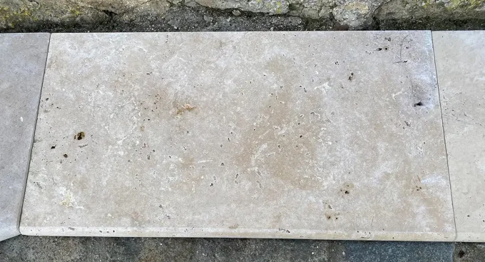 Margelles travertin mix beige rustic 33x61 cm ép.3cm - 1 bord arrondi - 0.61 ml par unité de vente