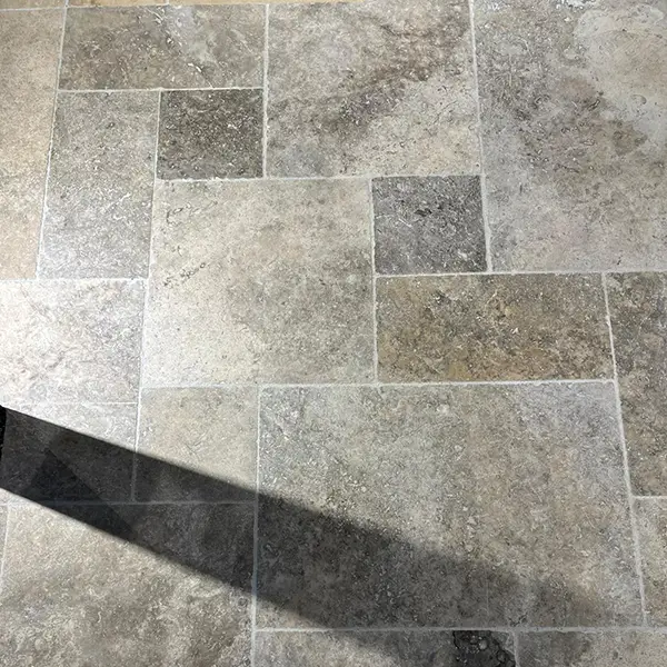 Carrelage travertin Opus  ép.1.2 cm  silver 1er choix  Unité de vente 0.754 m² par colis / 6 dalles